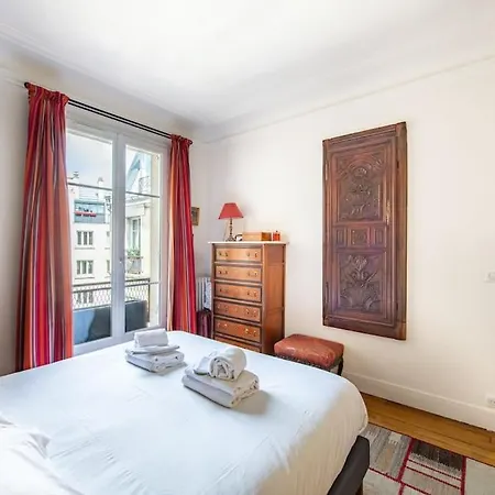 Fantin Latour - Beautiful And Bright Near Eiffel Tower Apartment Paris