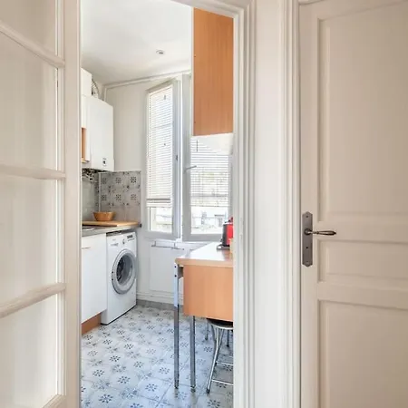 Fantin Latour - Beautiful And Bright Near Eiffel Tower Apartment